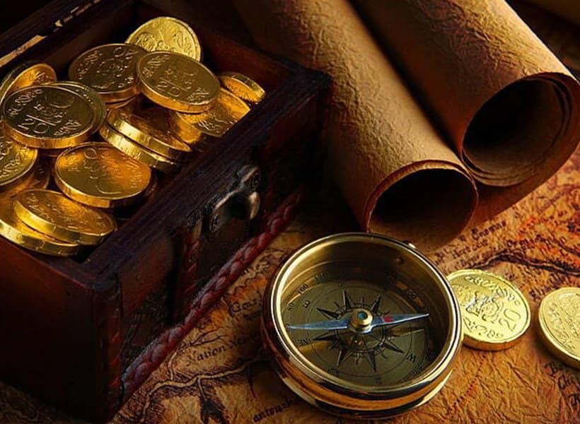 تعدادی سکه ی طلا 24 عیار در یک جعبه ی قدیمی